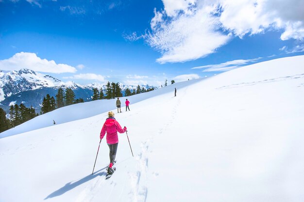 Foto skiën op sneeuwlandschap