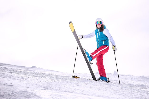 Skiën winter gelukkig meisje skiër op berg