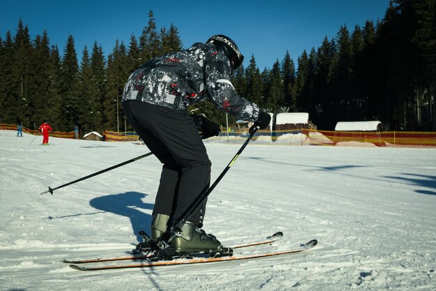 Skiër buiten op skihelling skiseizoen concept