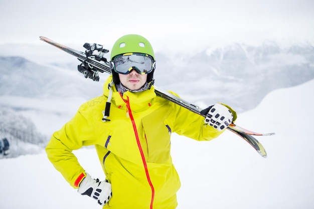 Photo skier carrying skis