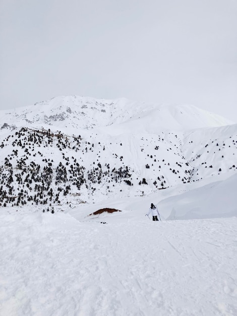 skiër die de helling afdaalt