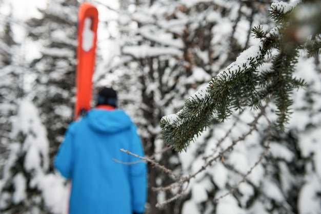 Skiër die met ski op sneeuw behandelde bergen loopt