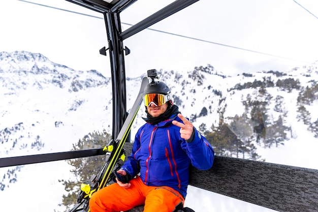 Skiër die op de kabelwagen reist