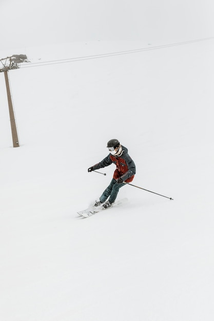 Skiër die sport volledig schot doet