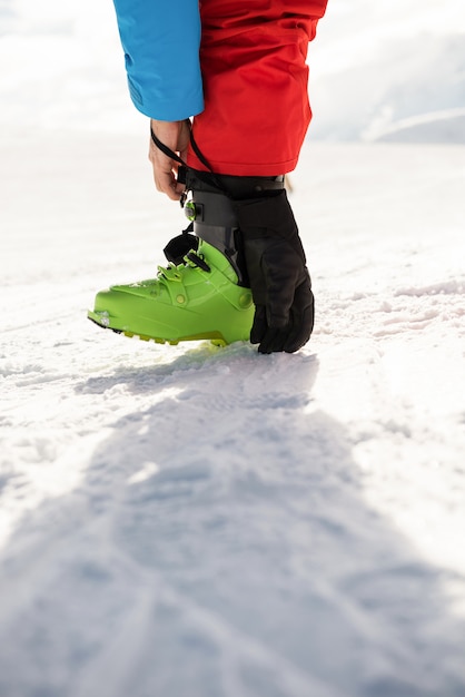 Skiër die zijn schoenriem vastbindt