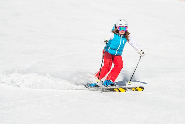 Ragazza sciatrice mentre fa le curve di slalom