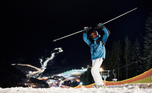 Sciatore in alta montagna di notte alla stazione sciistica