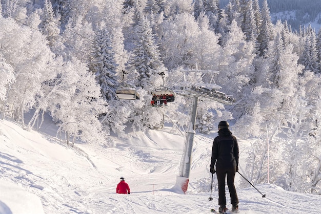 Skiër in bergen voorbereide piste en zonnige dag winter vrijetijdssport en mensen concept