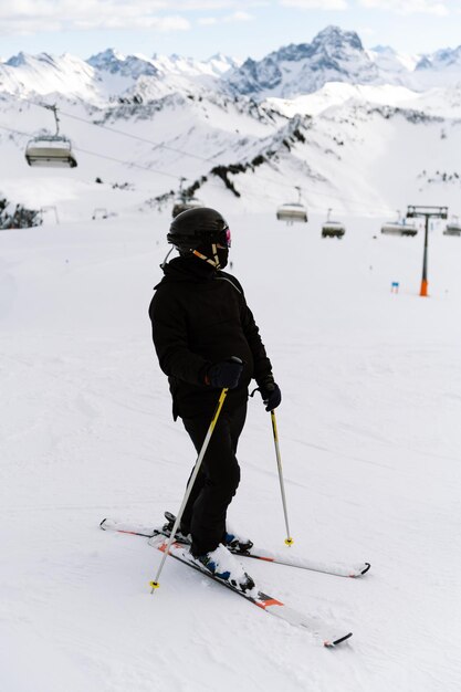 Foto skiër in de bergen voorbereide piste en zonnige dag voorbereiding voor het rijden verticale foto