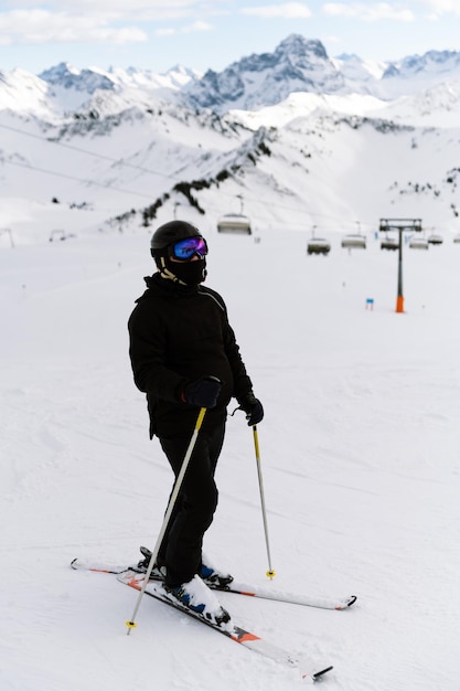 Foto skiër in de bergen voorbereide piste en zonnige dag voorbereiding voor het rijden verticale foto