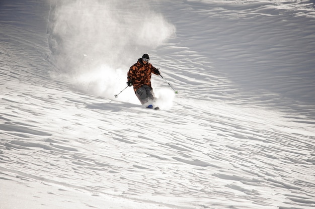 Skiër man rijden langs de skipiste in het populaire toeristenoord Gudauri in Georgië