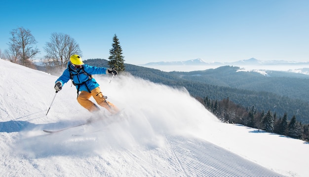 写真 冬の日の山の斜面のスキーヤー