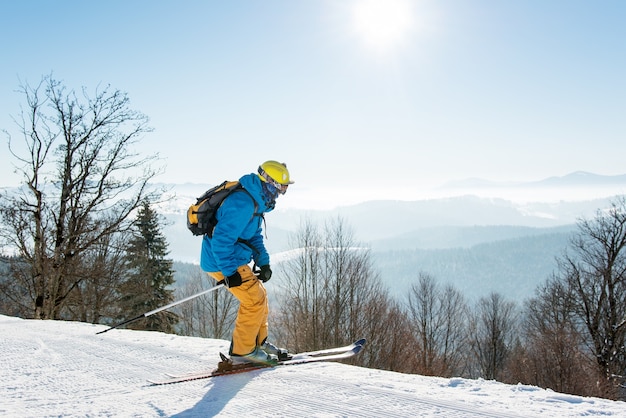 Skiër op helling in bergen op winterdag