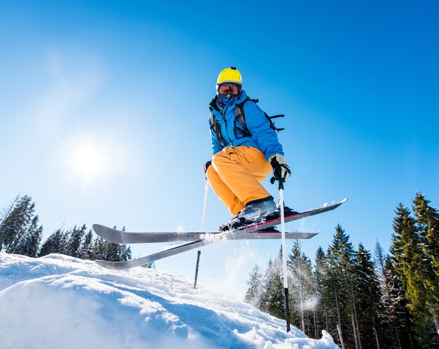 Skiër op helling in bergen op winterdag