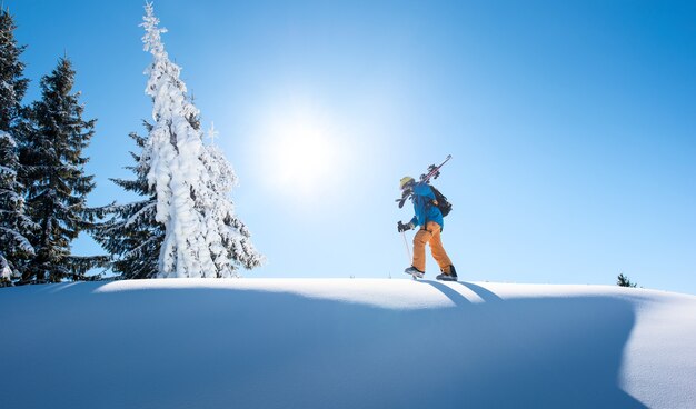 Skiër op helling in bergen op winterdag