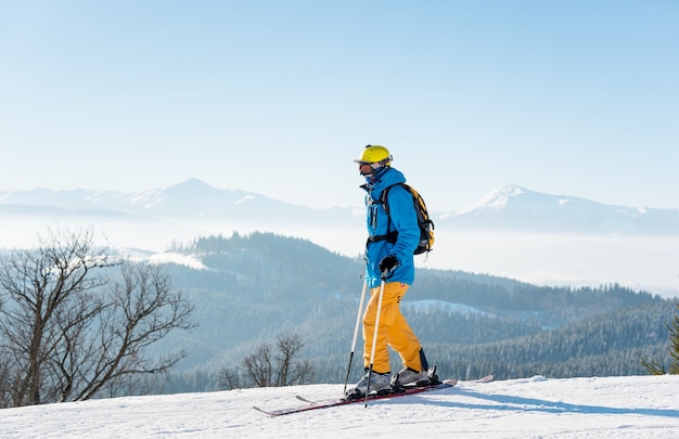 Skiër op helling in bergen op winterdag