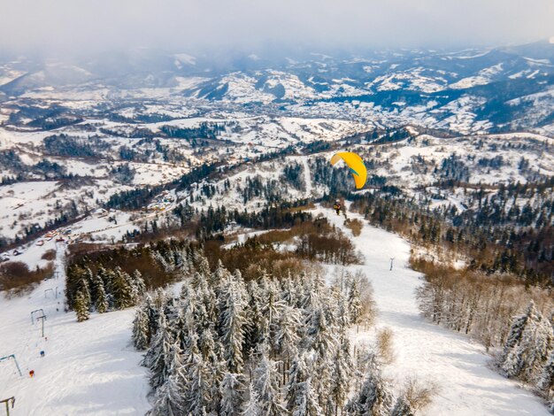 산 스키 슬로프 익스트림 스포츠 위의 스키 패러글라이더