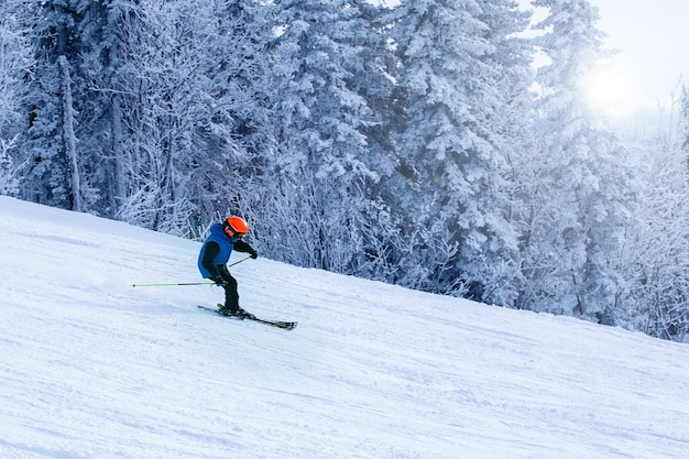 Skiër skiën afdaling in hoge bergen. Winterpret