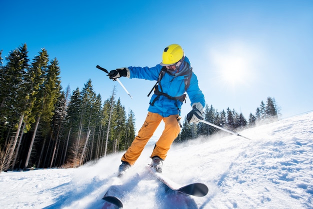 Skiër skiën in de bergen