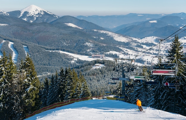 Photo skier on slope in mountains on winter day