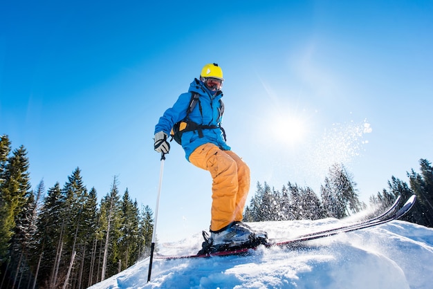 Лыжник на склоне в горах в зимний день