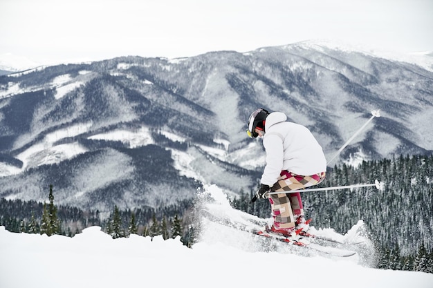 겨울 시즌에 산 슬로프에서 시간을 보내는 스키 장비를 착용하는 스키