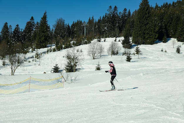 Skiërrit op bergresort in zonnige dag