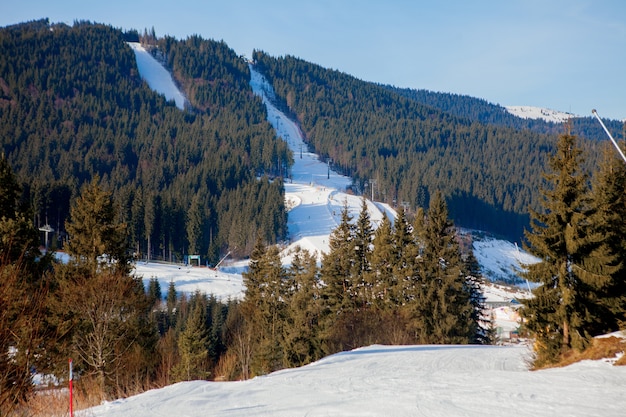 Skiërs en de stoeltjesliften van het skigebied in Oekraïne.