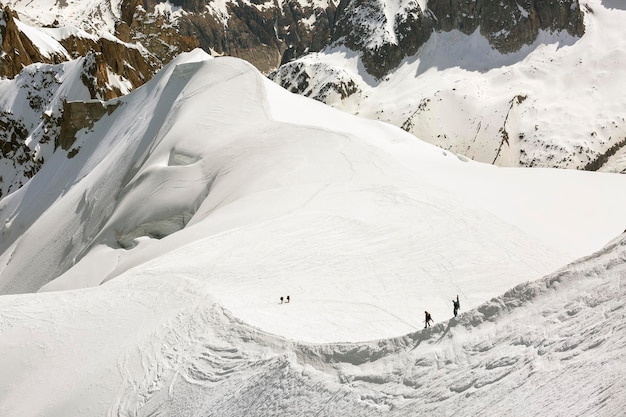 Skiërs in de sneeuw in het Mont Blanc-gebied