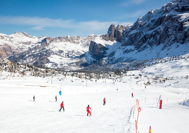 Skiërs in het skigebied in de Dolomieten