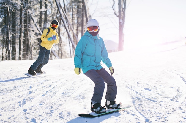 Skiërs koppelen skiën in de bergen