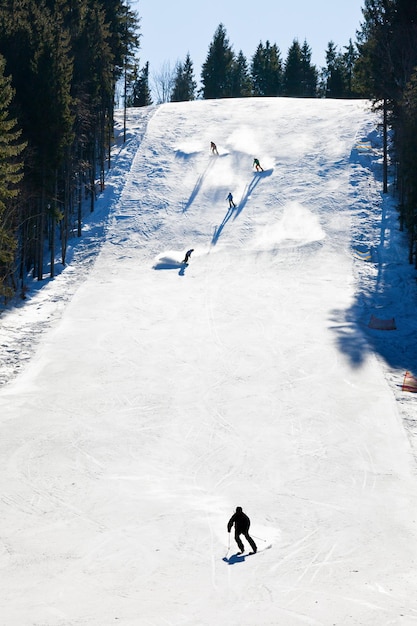 Skiërs op een piste