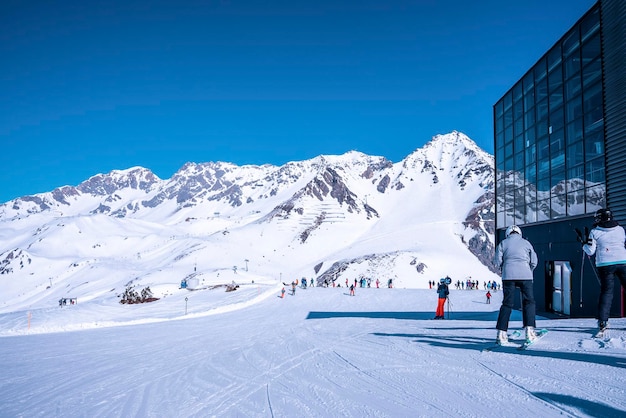 Skiërs wachten bij skistation op besneeuwde berg