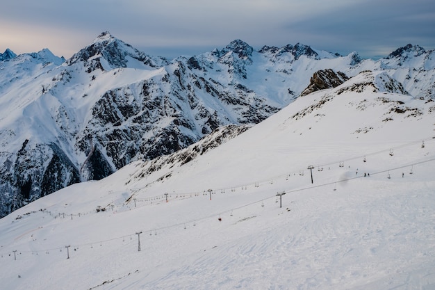 Skigebied Dombay in de winter, Karachay-Cherkessia, Rusland