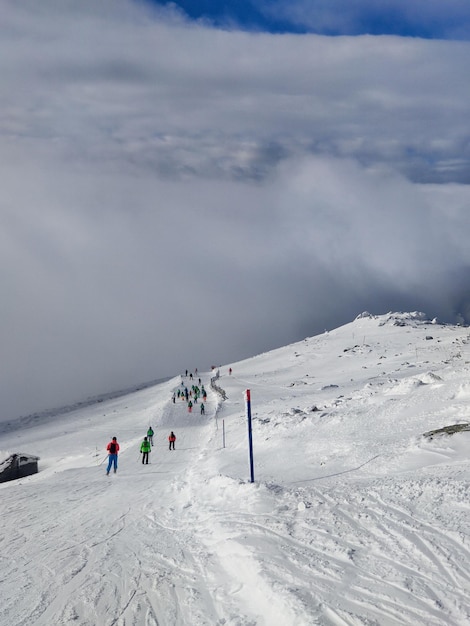 Skigebied helling boven de wolken slowakije tatra bergen