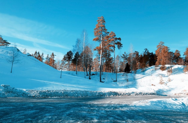 Skigebied Holmenkollen in Noorwegen bij ochtendlicht