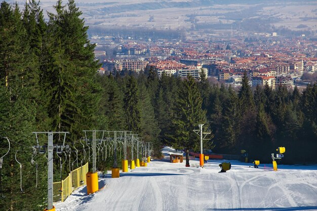 skigebied in Bulgarije, besneeuwde piste met lift, winterdag