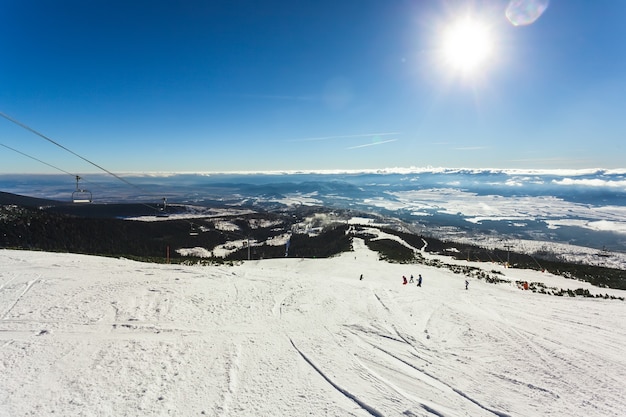 Skihelling in Hoge Tatra-bergen. Ijzige zonnige dag