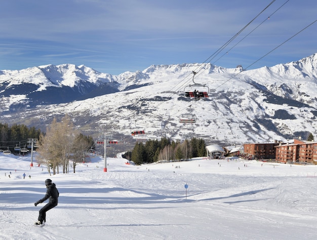 Skihellingen in de Franse toevlucht van Alpen