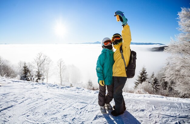 산에서 selfy를 만드는 Skiiers