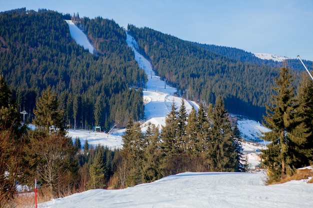 Катаются на лыжах и подъемниках горнолыжного региона Украины.