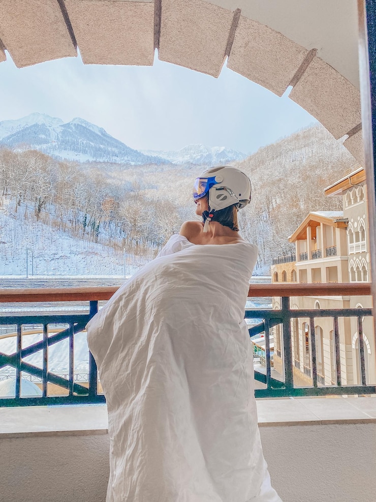 Photo skiing snowboarding girl in a mount hotel