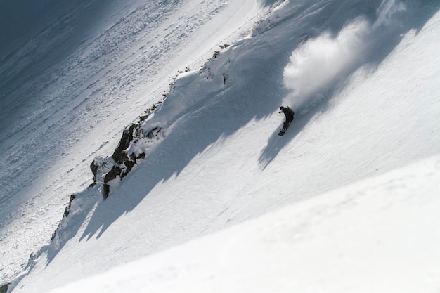 눈 덮인 산 겨울 프리라이드 익스트림 스포츠에서 스키