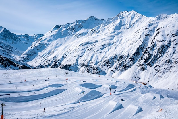 Skilift en sleeplift op besneeuwde bergen tegen de lucht in de Alpen