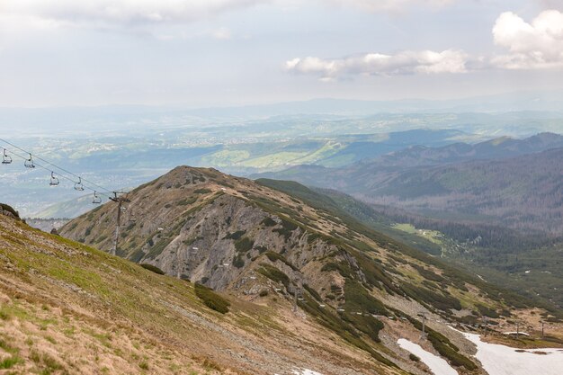 Skilift in de bergen in het voorjaar, Rock Peak in de bergen, Tatra-gebergte