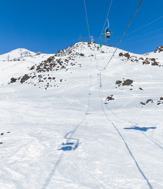 Foto skilift in skigebied hoog in de bergen