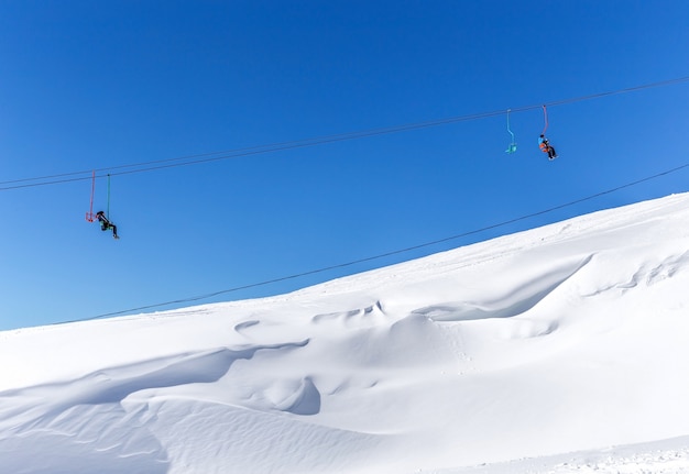 Skilift in skigebied hoog in de bergen