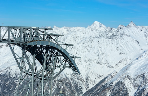 Skilifttop en landschap op de besneeuwde hellingen (Tirol, Oostenrijk).