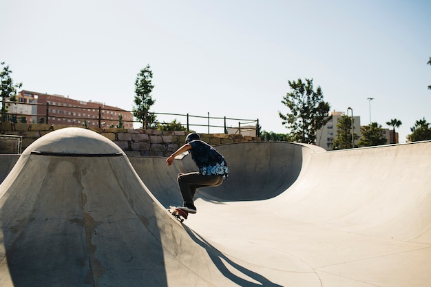 Foto pattinatore abile nello skatepark