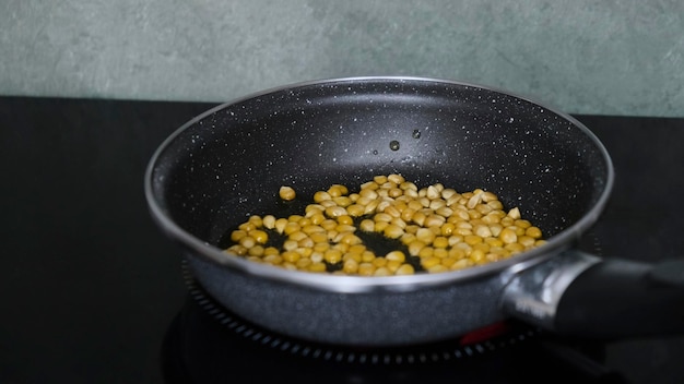 Photo skillet popcorn